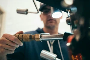 Fenêtre ancienne avec rideau thermique et joints d'étanchéité neufs